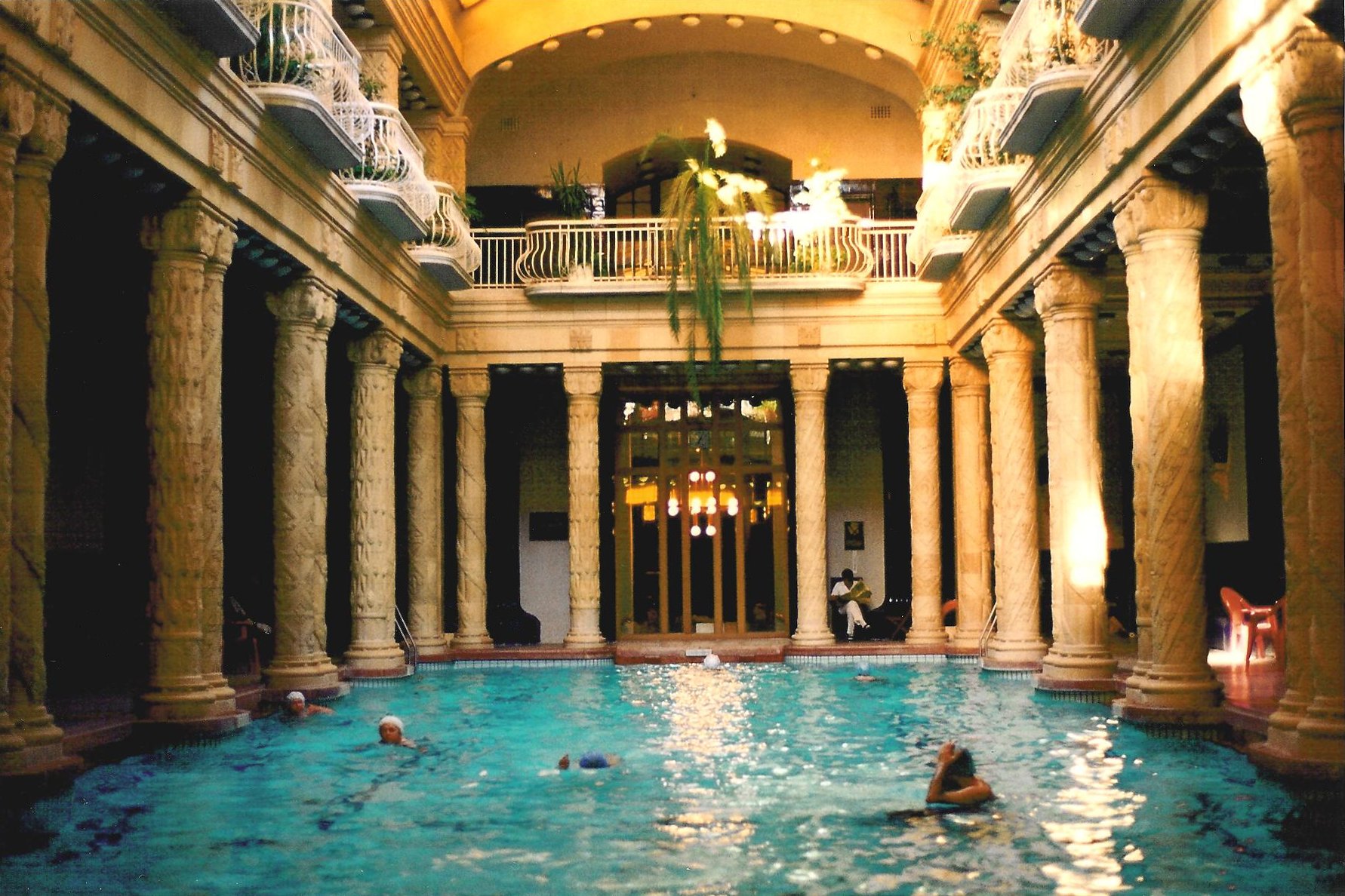 Budapest_Gellert_baths_01